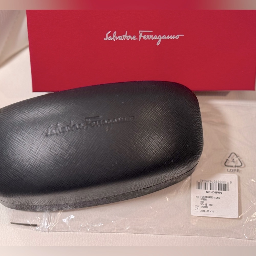FERRAGAMO unisex sunglasses, NWT - Picture 11 of 15